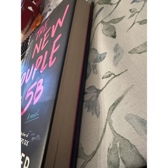 Lisa Unger Hardcover Book The New Couple In 5B - Picture 2 of 3